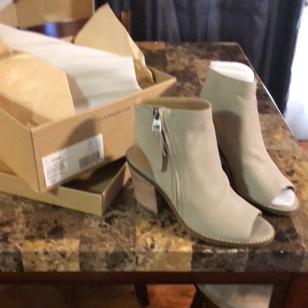 Lucky Brand  Size 6 Peep toe bootie